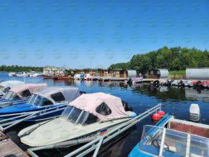 катер на причале