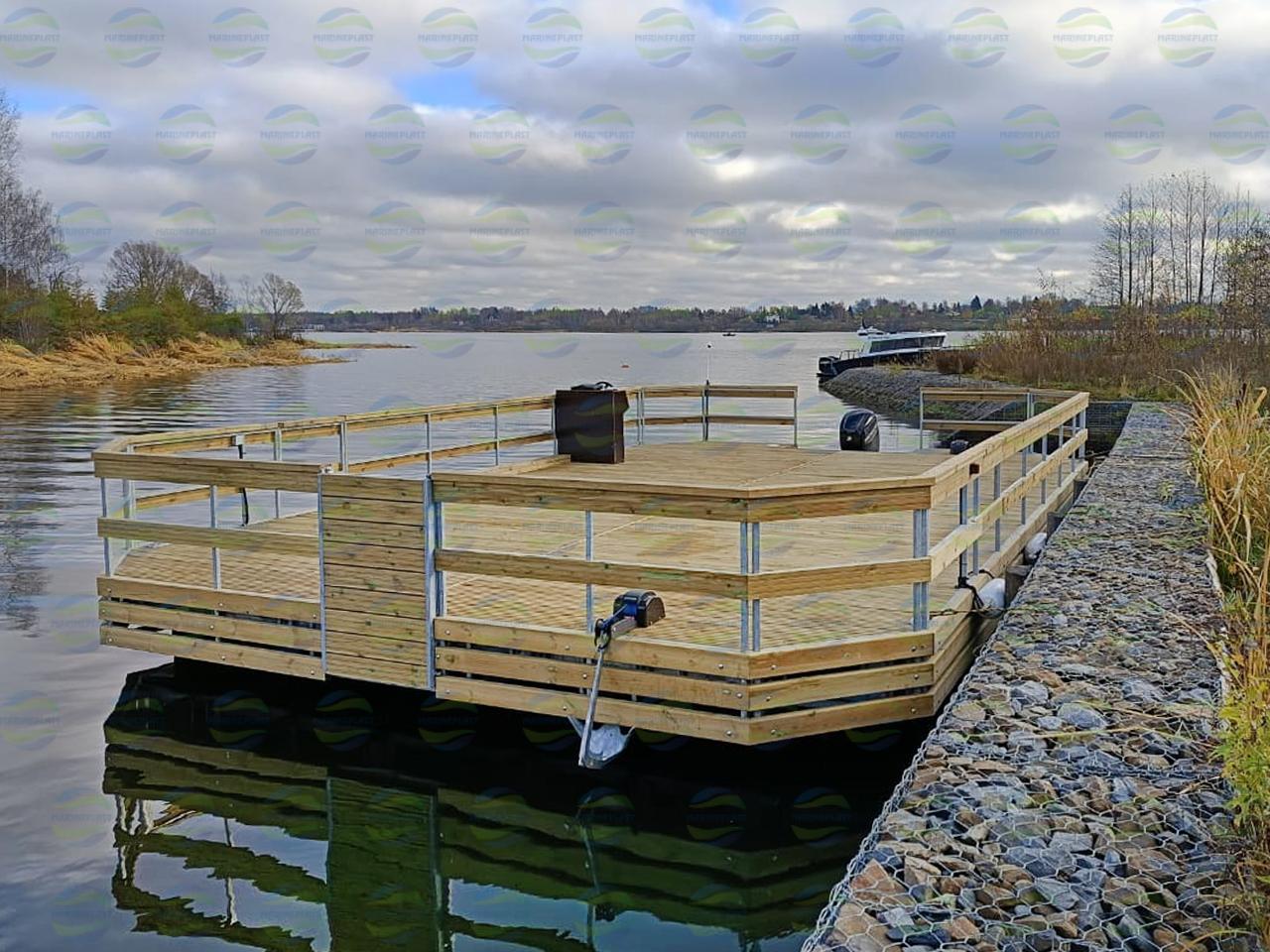 Самоходный понтон с мотором пришел к месту работы